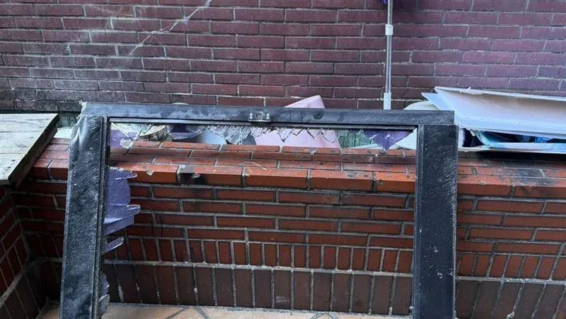 北市大樓窗戶遭強風蹂躪突掉落波及騎士！專家：恐負刑責