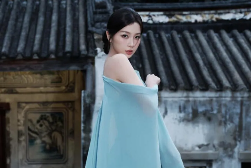 虞書欣赴泰不甩國喪期！穿性感亮藍禮服現身　遭網轟：超不尊重