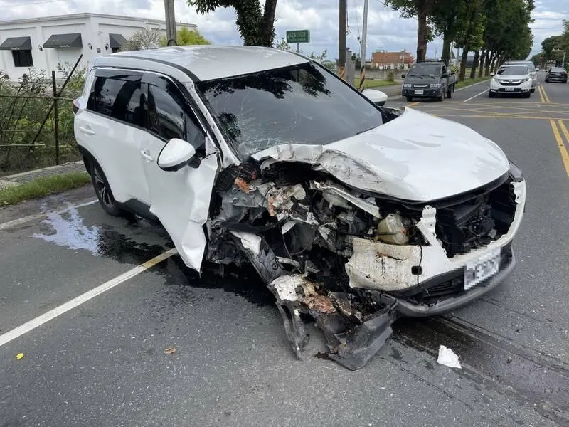 影/宜蘭5親友慘烈車禍！休旅車撞路樹1輪不見　1人命危