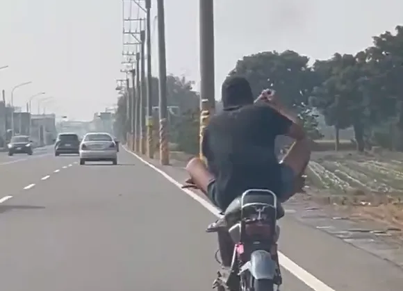 影/特技表演？彰化移工「盤腿騎車」邊吃泡麵划手機