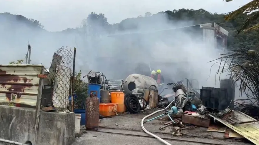 影/苗栗鐵皮屋大火竄濃煙！　竟是隔壁公墓雜草引燃