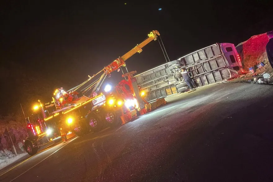 山區過彎失控！美教會營地活動巴士翻覆　20多人受傷送醫