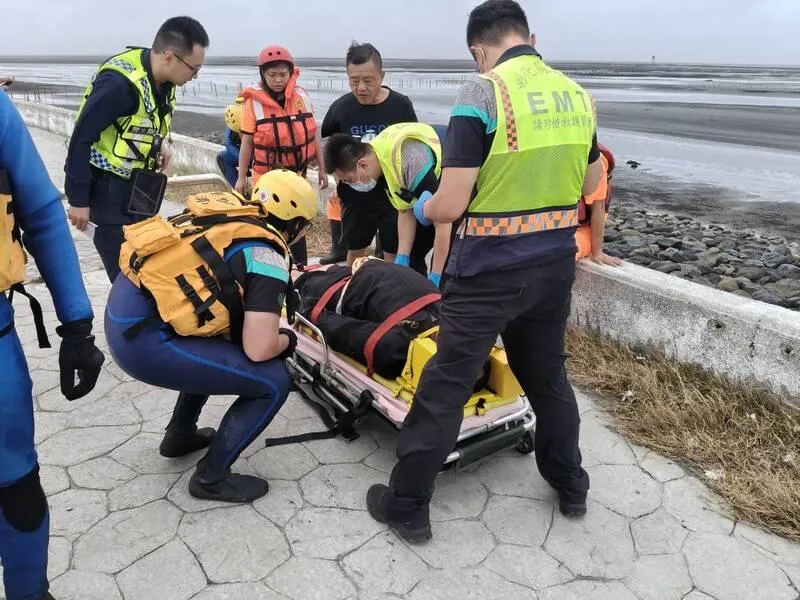 颱風天釣魚！彰化漢寶濕地60歲男突昏迷　警消走險灘救人