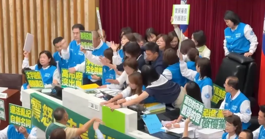 影/陳其邁離席引爆高雄市議會全武行！邱于軒：隨扈衝入攻擊議員