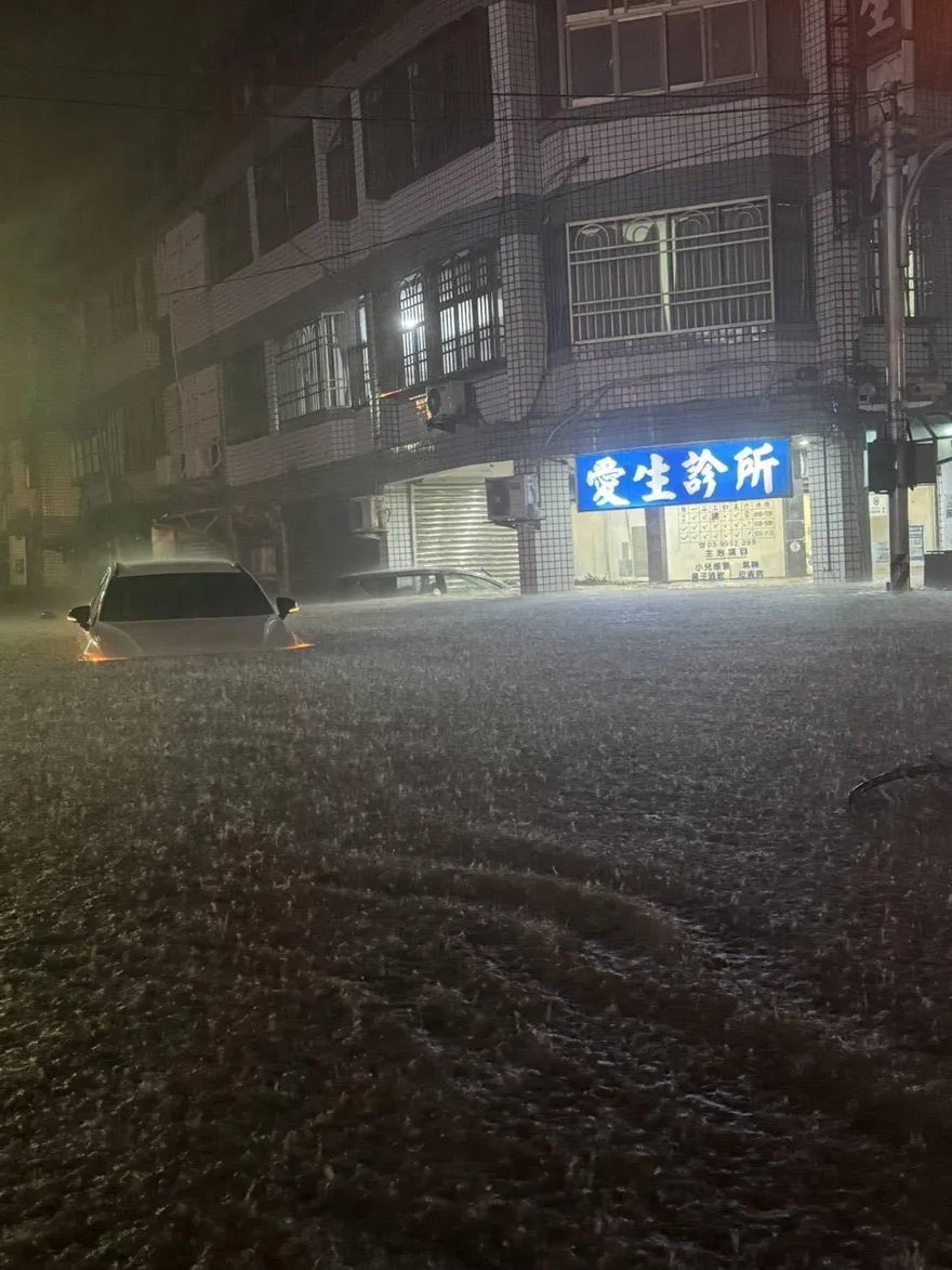 影/鳳凰颱風暴雨炸蘇澳市區！轎車快滅頂、加油站淹水2樓高