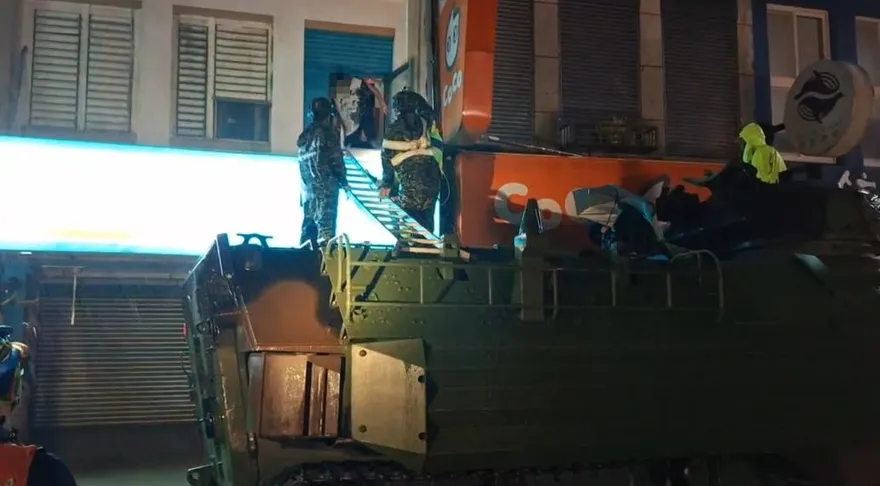 影/宜蘭蘇澳暴雨大淹水！軍方緊急出動兩棲突擊車救援