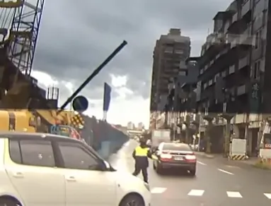 捷運工安意外！吊掛鐵管鬆脫「BMW大7被砸」　驚悚畫面全都錄