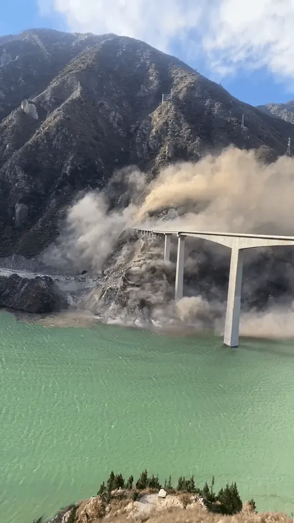 影/驚悚！四川紅旗橋垮塌「煙塵漫天」　今年1月才合龍建成