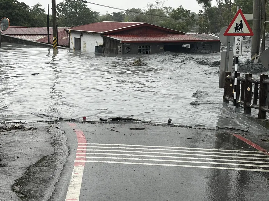 鳳凰重創萬榮鄉！明利村遭洪水入侵　民宅淹沒近一樓高