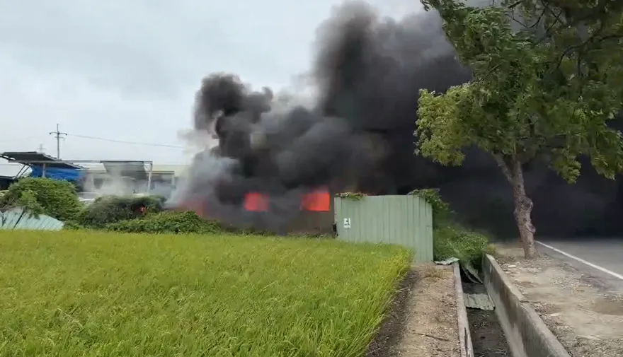 影/台南新營中古車材料行火警　恐怖「黑龍捲」直竄天際