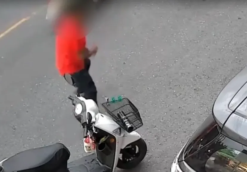 影/高雄警匪搏鬥！竊嫌抄「羅賴把」拒捕　遭壓制逮捕