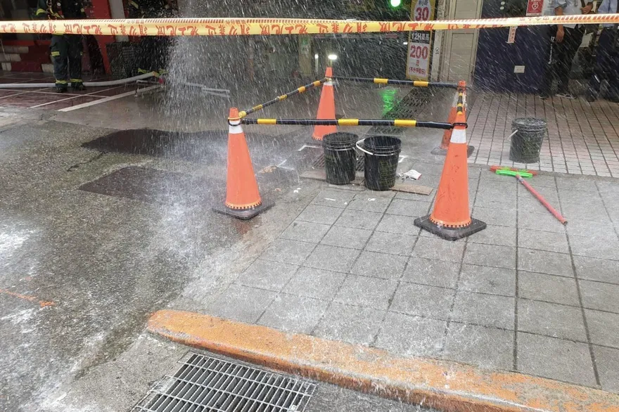 北市林森北路施工挖破瓦斯管　警消封鎖現場警戒