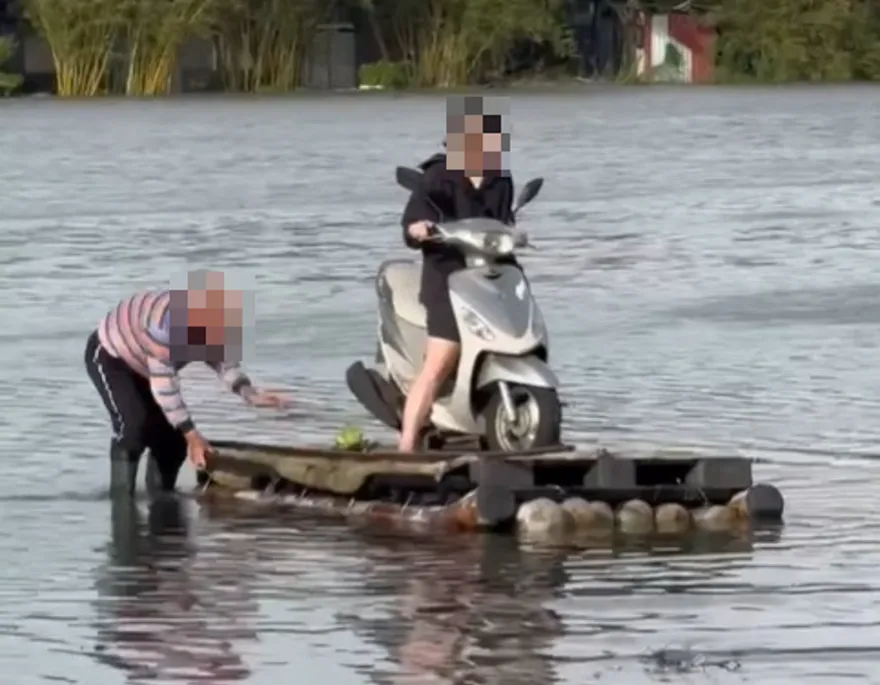 影/鳳凰颱風下的女英雄！宜蘭護理師竹筏載機車趕著救人