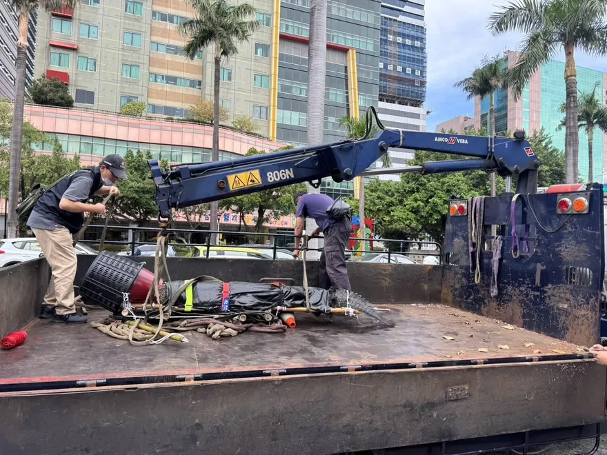 不滿農業部禁養令業者帶鱷魚抗議　挨罰1萬、沒收河口鱷