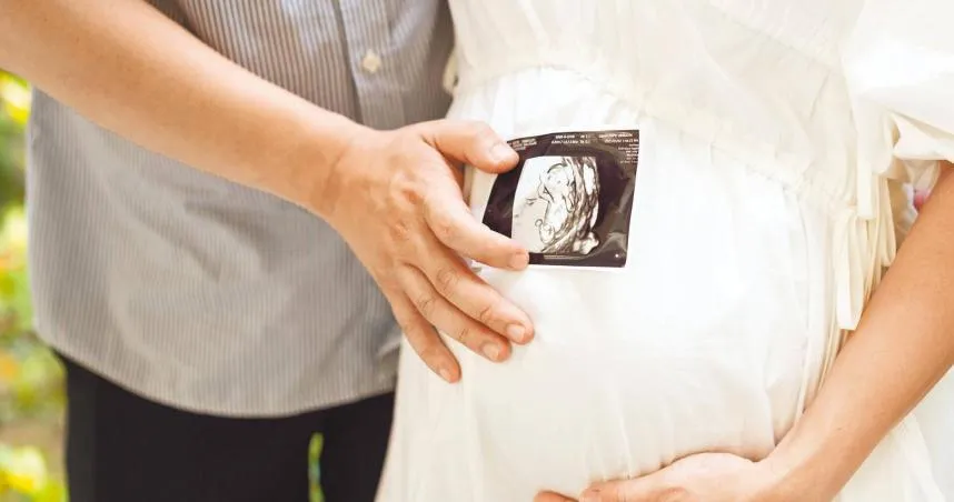 國外代孕卻喊「懷了四胞胎」遭炎上　網轟：超級噁心