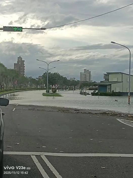 宜蘭傳藝大橋也有災情！車道淹成河道　車輛逆向險象環生