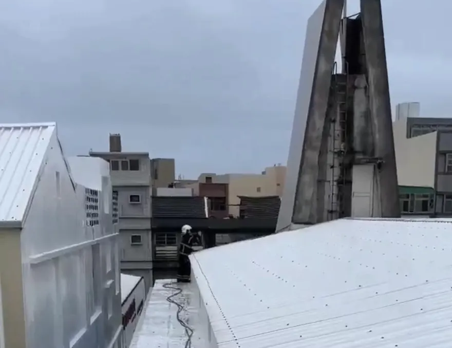 影/澎湖馬公基督教長老教會驚傳爆炸聲　高壓電線短路起火