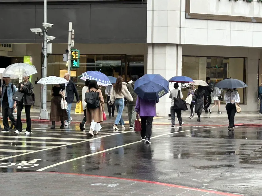 鳳凰共伴效應全台雨下到週末　下週「跳水式降溫」剩15度