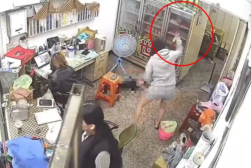 新莊檳榔攤母虐童！掃把打、單手拎起還重摔　2女目睹竟無人制止