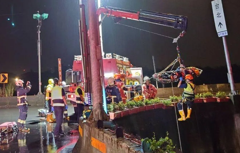 影/鳳凰襲台驚險一幕！三峽「男子噴飛墜橋」