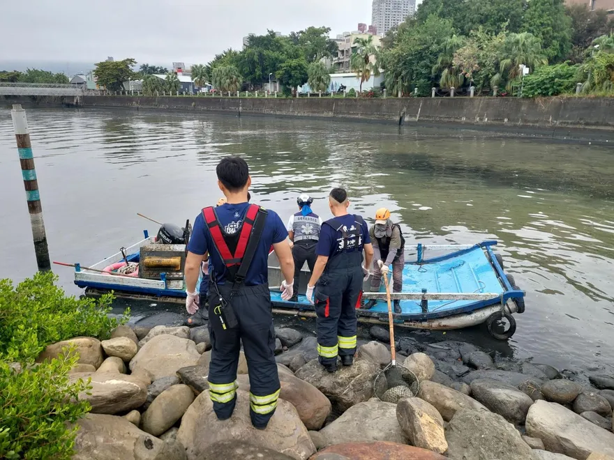 差點就「永浴愛河」！高雄阿公因「撿鑰匙」驚險落水