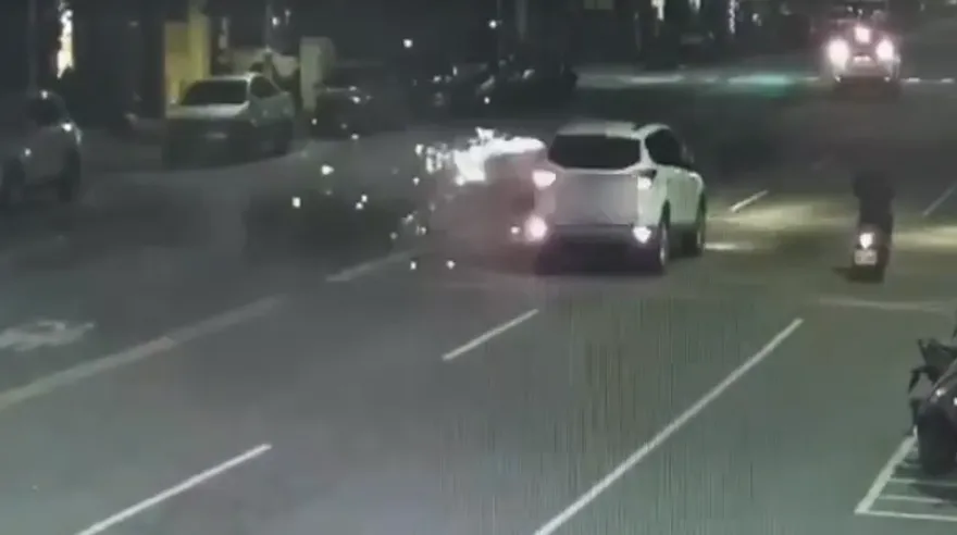 影/高雄驚現「移動炮台」！　男子開車放鞭炮一路狂炸