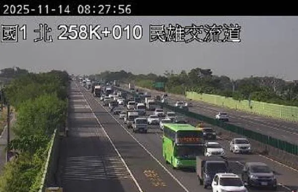 國1北上大貨車翻覆！　主線封閉籲用路人改道