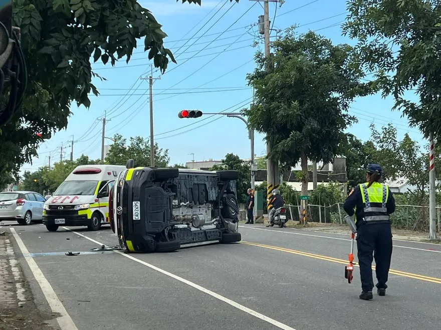 影/撞擊瞬間曝！嘉義縣救護車出勤突遭撞翻　3人受傷急送醫