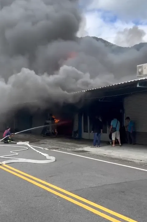 影/台東知本大火！惡火吞噬平房「延燒6屋」幸無傷亡