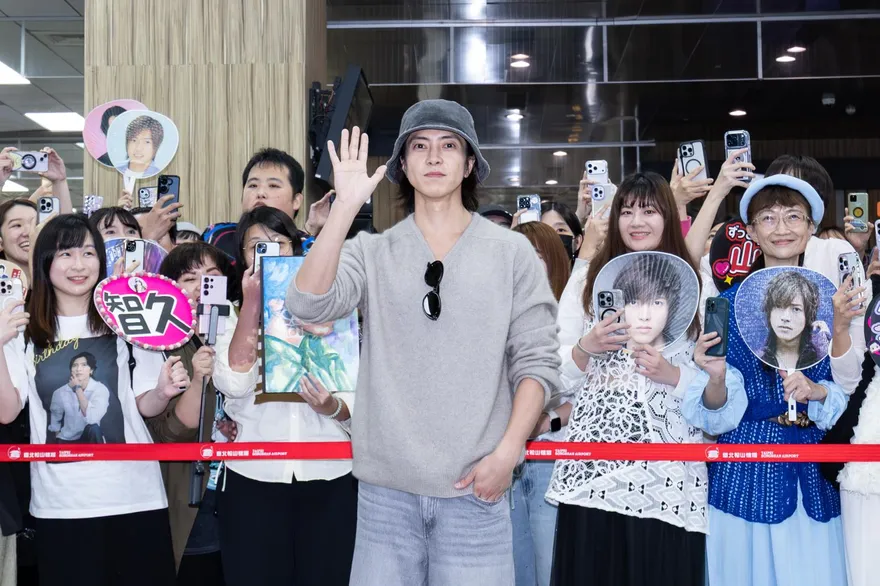 影/山下智久帥氣抵松機　逾700人擠爆尖叫迎男神