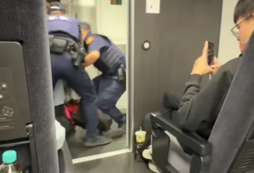 台鐵賴皮獸！坐錯位被「抬轎式」送下車廂　她狂喊：救命啊