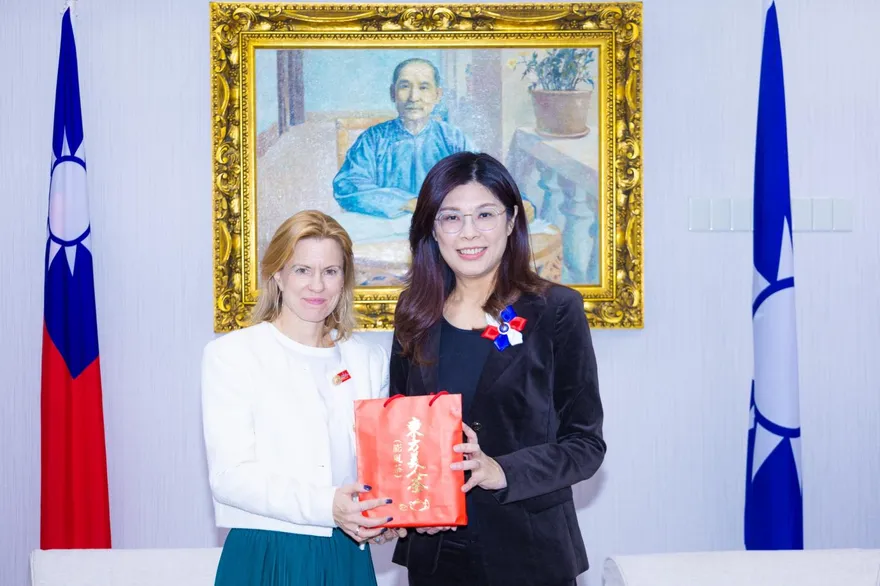 鄭麗文會英國在台代表包瓊郁　兩人同為劍橋校友、受邀訪英