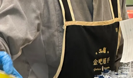 超稀有！50嵐「金吧檯手」穿黑金圍裙現身　官方認證了