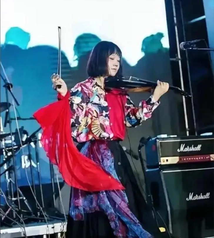 電動座椅成奪命凶器！陸樂隊女主唱「胸腔肋骨斷裂」慘遭夾死