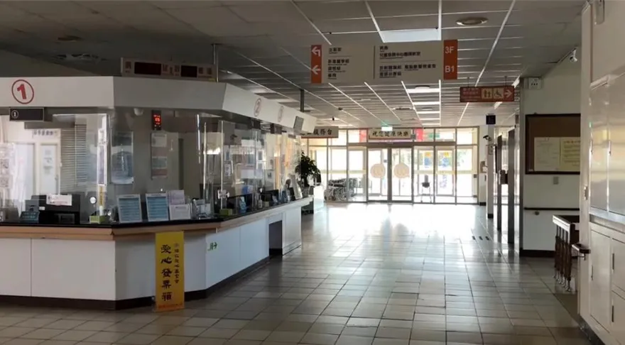 不滿藥品遺失補領需額外付費！54歲婦人失控怒砸醫院