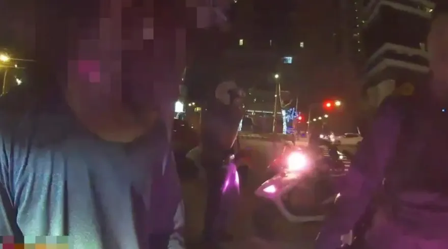 影/女騎Ubike板橋街頭遭尾隨！勇哥制止反被踹　怪男遭強制送醫