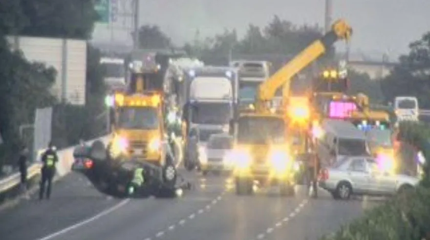 國1重大事故！3車追撞「1人噴飛墜地」釀全線封閉