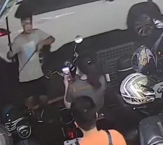 影/屏東知名鴨肉店出事！店員、老闆慘遭持械恐嚇、重拳攻擊