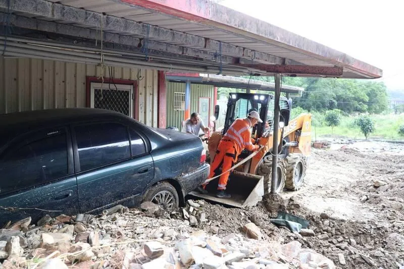 鳳凰重創蘇澳永春里！土石堆半層樓高　清理4天仍未完