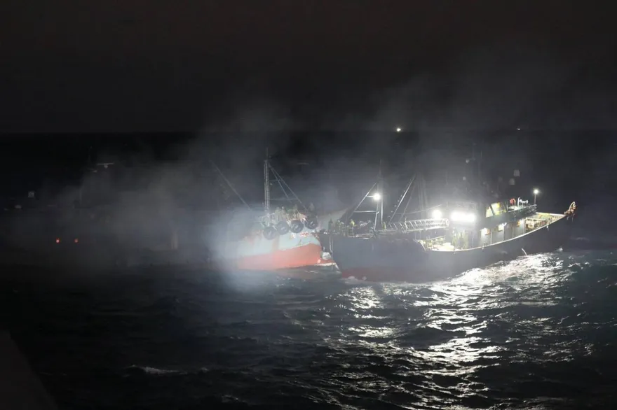 影/陸船台北港外海失火　海巡冒險救援15名船員