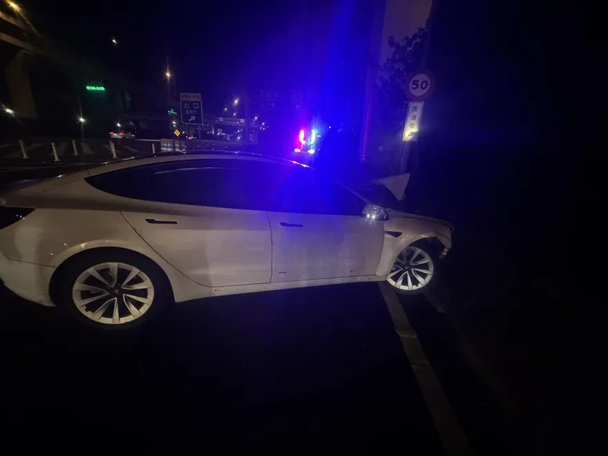 影/國1南崁段男開特斯拉恍神「左右飄移」撞護欄　頭部受傷