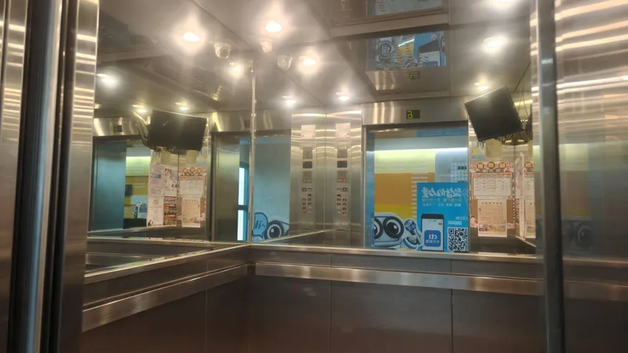 電梯裝鏡減少壓迫感　業者：危急時刻可救命