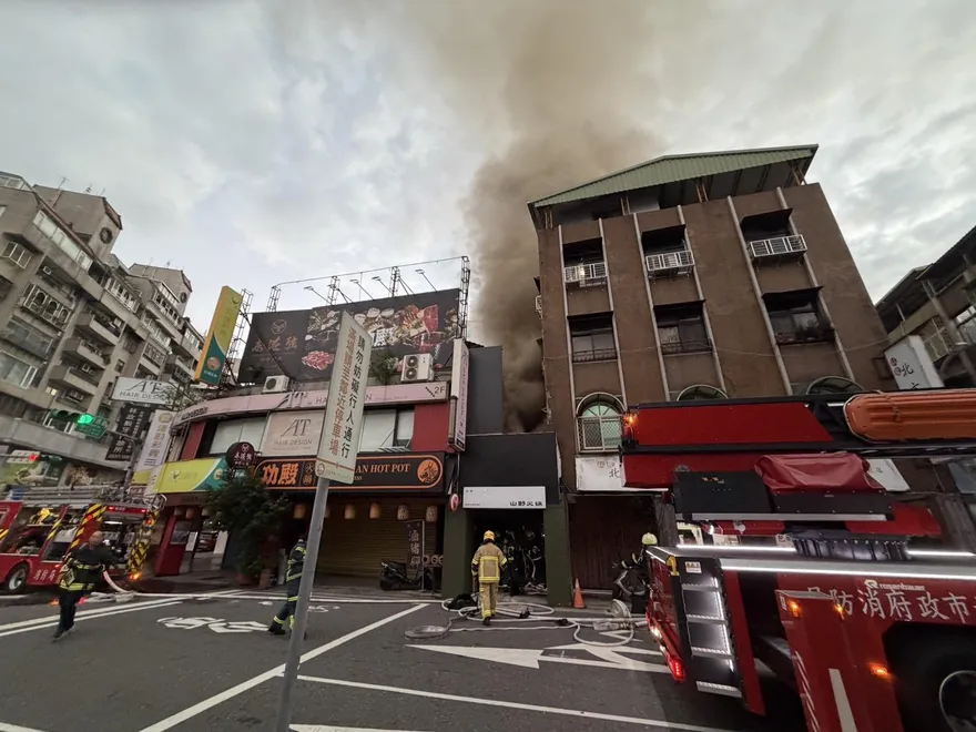 影/天母「知名火鍋店大火」！黑煙狂竄恐怖畫面直擊