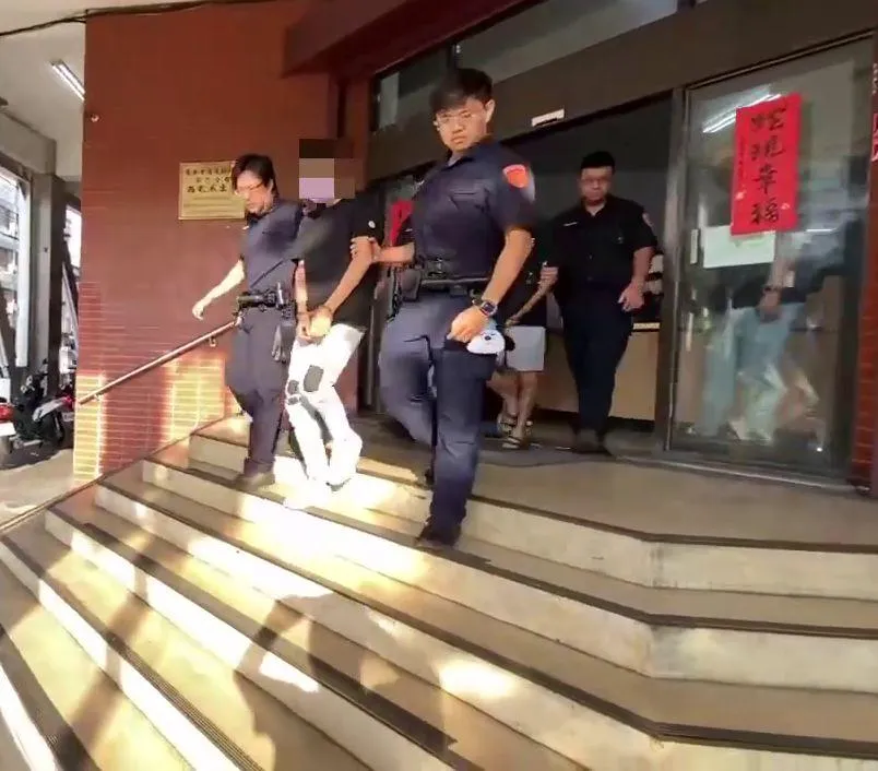 影/台中街頭夜半炸街引憤！壯男滅火器狂噴　89猴持械圍毆