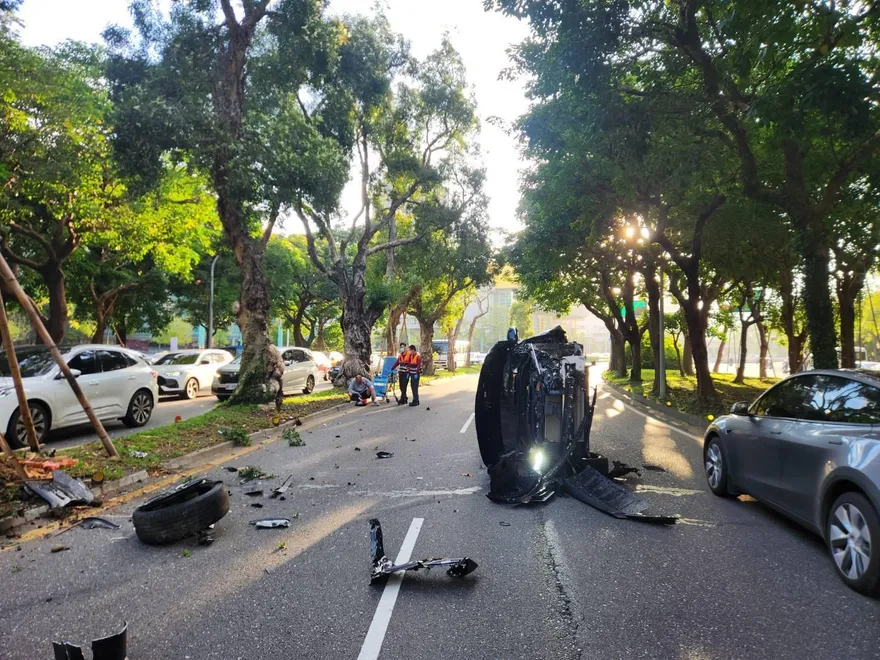 影/台大社科院旁300萬休旅車自撞　車頭碎裂、1輪噴飛