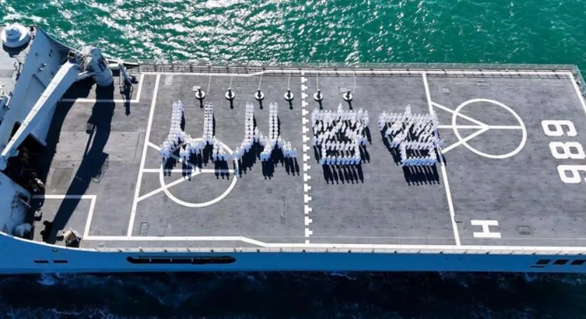 王世堅金句紅到陸軍艦！陸2千官兵出航　甲板排出「從從容容」