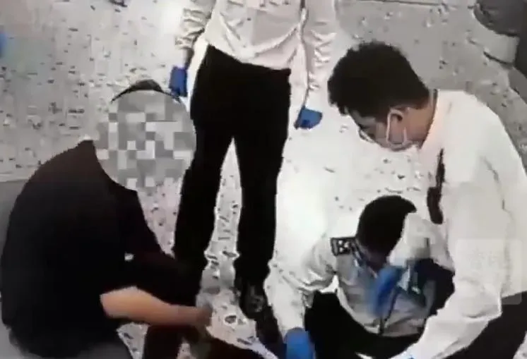 陸男全身飄「異味」！眼尖海關覺得怪怪的　一查驚現鞋內藏大麻