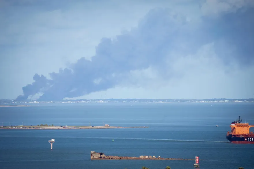 德州退役發電廠離奇大火　多個城市目擊巨大煙柱