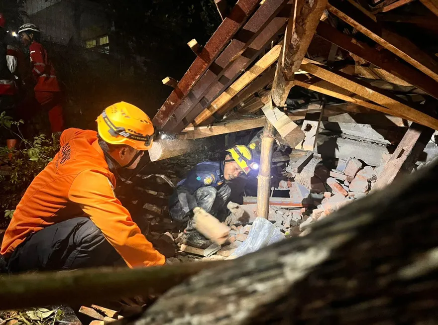 印尼山崩增至18死、數十人仍失蹤　受困者被埋8米深土堆