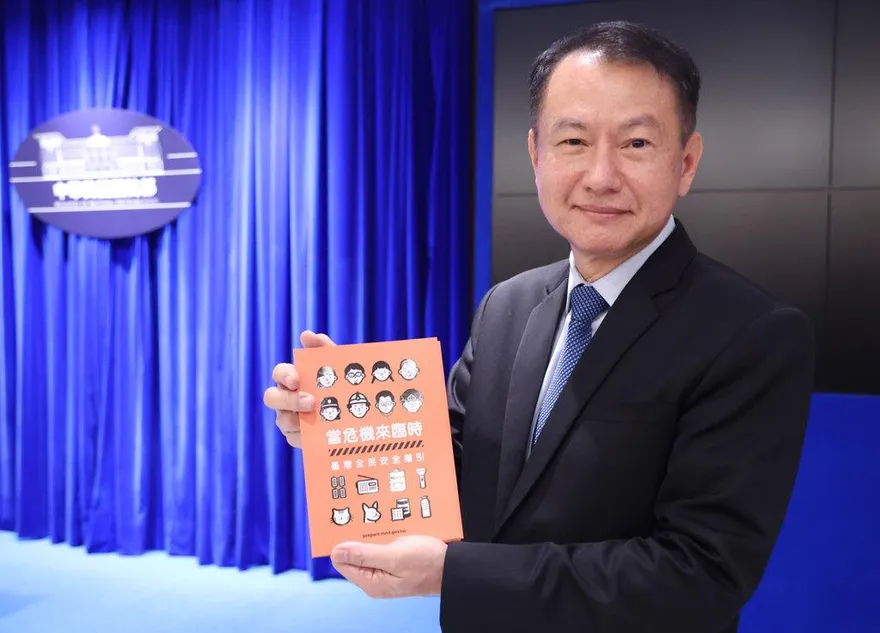 花六千萬普發民防手冊　粉專酸：看了就神功護體一拳打爆共軍